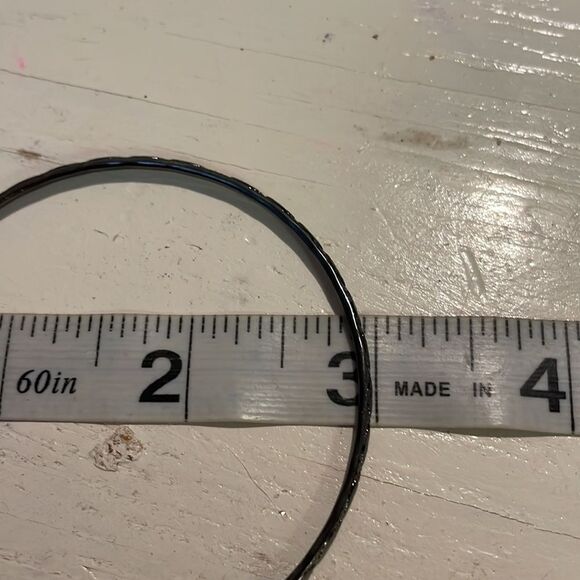 7.5” retro-1990s-solid gunmetal gray diamond textured stackable bangle bracelet - Picture 8 of 9